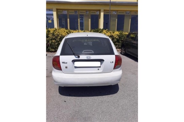 kia rio (2000) del año 