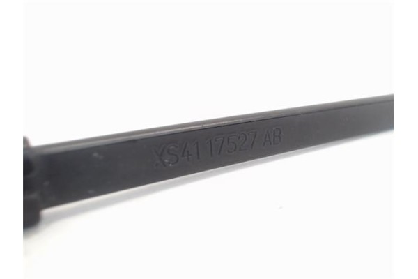 Recambio de brazo limpiaparabrisas delantero izquierdo para ford focus (daw, dbw) 1.8 tdci referencia OEM IAM 1064744 XS4117527A