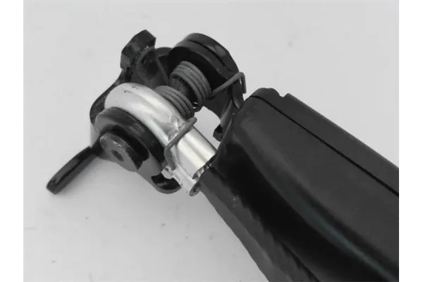 Recambio de anclaje cinturon trasero derecho para peugeot 2008 1.2 access referencia OEM IAM 96781661XT  