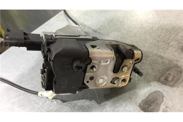 Recambio de cierre electromagnetico trasero derecho para peugeot 308 1.6 confort referencia OEM IAM PSA567164 A01521 