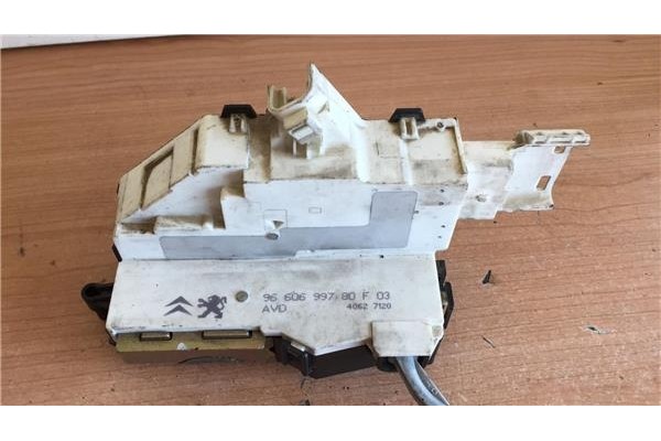Recambio de cierre electromagnetico delantero derecho para citroen c4 berlina 2.0 exclusive referencia OEM IAM 9660699780F03 406