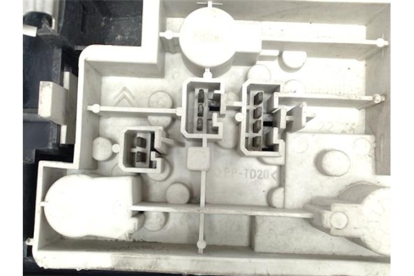 Recambio de piloto porton trasero derecho para citroen xantia berlina referencia OEM IAM   