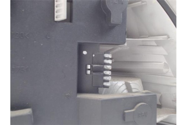 Recambio de piloto trasero izquierdo para opel vectra b berlina referencia OEM IAM 90568047  