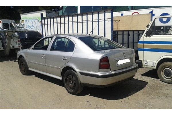 skoda octavia berlina (1u2)(1997) del año 
