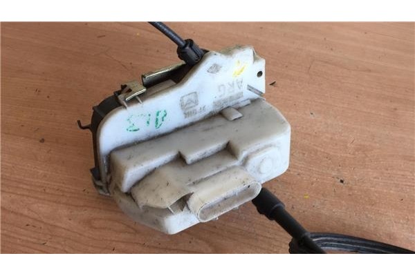 Recambio de cierre electromagnetico trasero izquierdo para citroen c3 1.4 hdi 70 furio referencia OEM IAM   