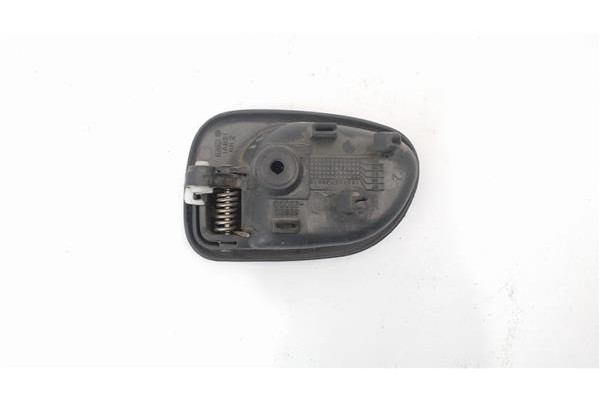 Recambio de manilla int. puerta delantero derecha para hyundai accent (x3) 1.3 referencia OEM IAM 8262022000LG  