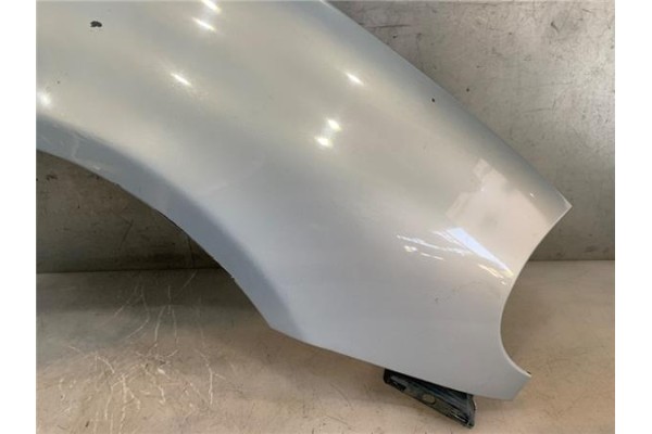 Recambio de aleta delantero derecha para renault clio ii fase i (b/cb0) 1.4 alize referencia OEM IAM 7701471381  