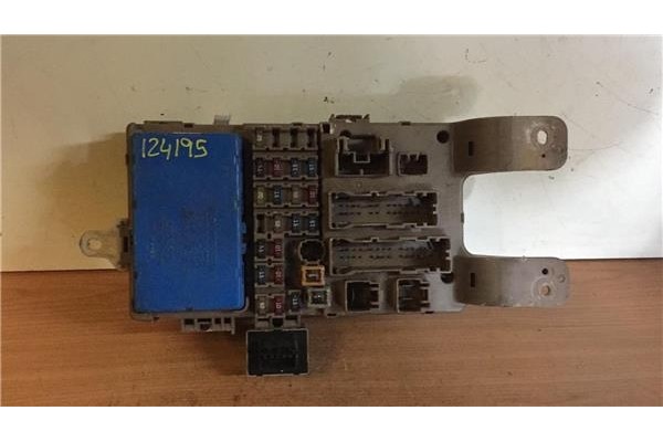 Recambio de caja fusibles/rele para toyota corolla (e12) 1.6 vvt-i referencia OEM IAM 8264102040 MB2323008521 