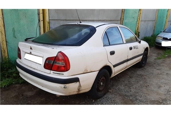 mitsubishi carisma berlina 4 (da0) del año 2000