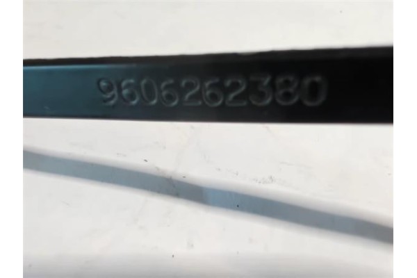 Recambio de brazo limpiaparabrisas delantero derecho para citroen saxo (1996) 1.4 vts [1,4 ltr. - 55 kw] referencia OEM IAM 9606