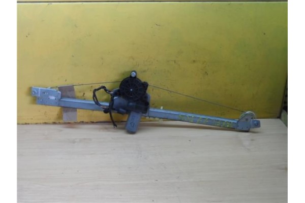 Recambio de mecanismo elevalunas delantero derecho para renault trafic ii furgón 2.0 29 cn referencia OEM IAM 7700311821  