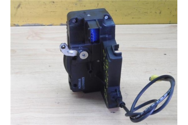 Recambio de cierre electromagnetico delantero derecho para renault trafic ii furgón 2.0 29 cn referencia OEM IAM 8200042171 9116