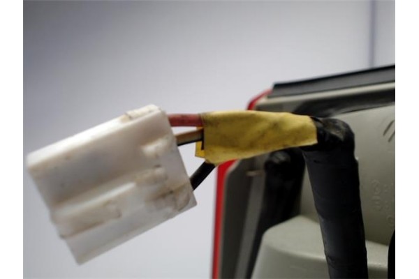 Recambio de piloto porton trasero izquierdo para kia carens (rs) 2.0 crdi referencia OEM IAM K2JB51190  