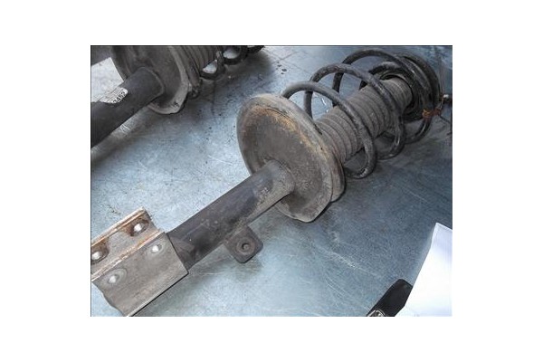 Recambio de amortiguador delantero completo para citroen c4 berlina 1.4 16v referencia OEM IAM 5202QG  
