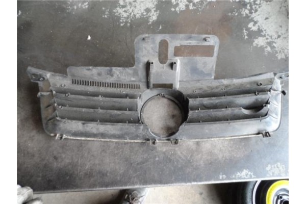 Recambio de rejilla capo para volkswagen polo iv (9n1) 1.9 tdi referencia OEM IAM 6Q0853651C9B9  