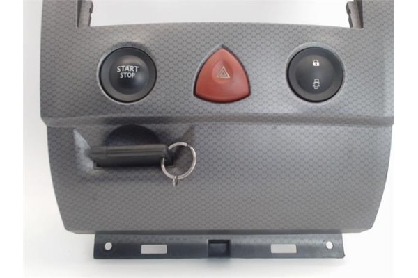 Recambio de embellecedor consola central para renault megane ii ranchera familiar (km0/1_) 1.9 dci referencia OEM IAM 8200074331