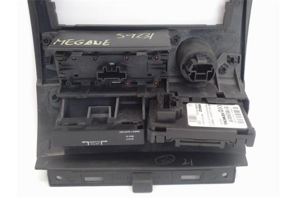 Recambio de embellecedor consola central para renault megane ii ranchera familiar (km0/1_) 1.9 dci referencia OEM IAM 8200074331