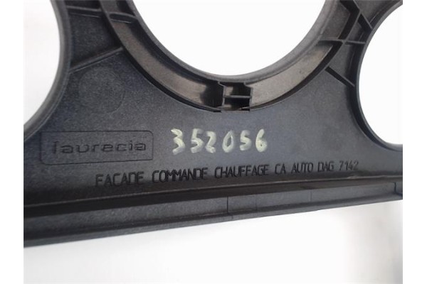 Recambio de embellecedor consola central para renault megane ii ranchera familiar (km0/1_) 1.9 dci referencia OEM IAM 8200074331