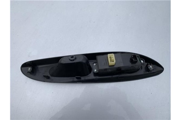 Recambio de mando elevalunas delantero izquierdo para hyundai h-1 furgón 2.5 crdi referencia OEM IAM 935704A000  