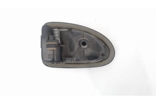 Recambio de manilla int. puerta trasero derecha para renault clio ii fase i (b/cb0) 1.2 16v (b/cb05) referencia OEM IAM 82000959 Recambio de manilla int. puerta trasero derecha para renault clio ii fase i (b/cb0) 1.2 16v (b/cb05) referencia OEM IAM 82000959
