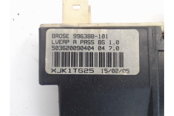 Recambio de motor elevalunas delantero derecho para citroen c4 berlina 1.6 hdi referencia OEM IAM 996388101 9222AV 