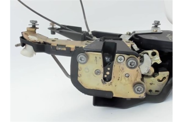 Recambio de cerradura puerta delantero izquierda para toyota corolla (e12) 2.0 d-4d referencia OEM IAM 6904012510  