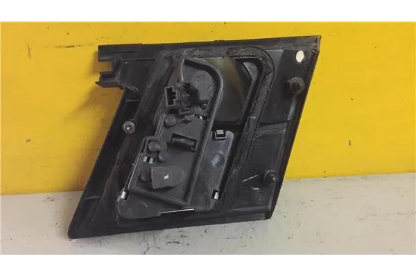 Recambio de piloto interior izquierdo para nissan primera berlina (p11) 1.6 básico referencia OEM IAM 23070102  