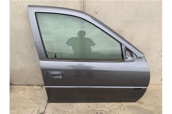 Recambio de puerta delantero derecha para opel vectra b berlina 2.0 gt referencia OEM IAM 24435973  