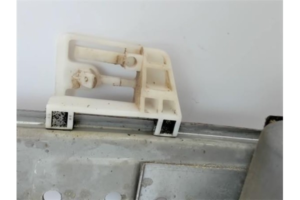 Recambio de mecanismo elevalunas trasero derecho para renault megane ii berlina 3p referencia OEM IAM 8200028068 LTRN706R 820101