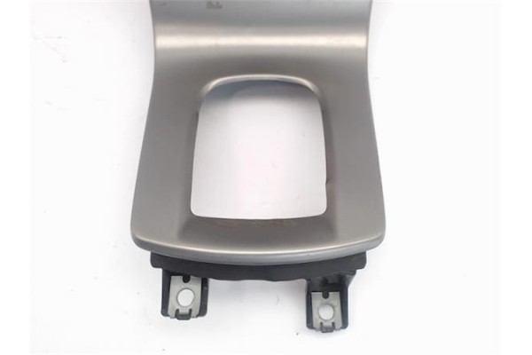 Recambio de consola para volvo c30 2.0 d referencia OEM IAM 30695634  
