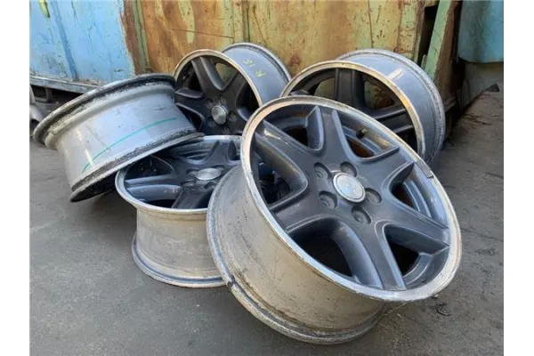 Recambio de juego llantas para jeep cherokee (kj) 2.5 crd básico referencia OEM IAM 82205899 09C 
