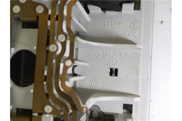 Recambio de luz interior techo para volkswagen bora berlina (1j2) 1.9 conceptline referencia OEM IAM 3B0947105C  