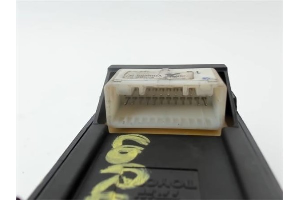Recambio de mando elevalunas para toyota corolla (e12) 2.0 d-4d referencia OEM IAM 848200F040  