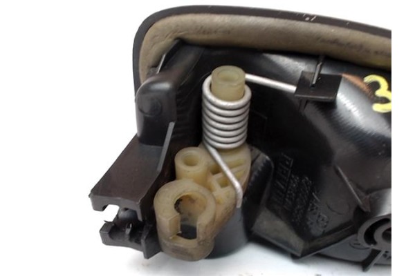 Recambio de manilla int. puerta trasero derecha para nissan primastar   (x83) 2.5 combi, 9 plazas, batalla larga 2.96t referenci