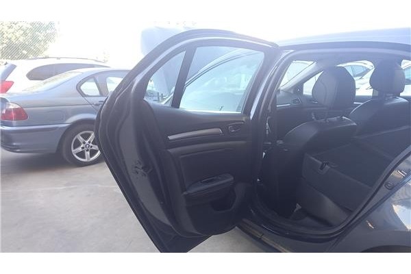 Recambio de puerta trasero izquierda para renault megane iv berlina 5p 1.2 experience referencia OEM IAM 821015121R  