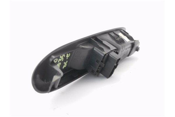Recambio de mando elevalunas delantero izquierdo para renault clio ii fase ii (b/cb0) 1.2 campus referencia OEM IAM 82000840030 