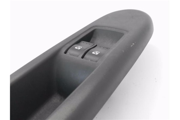 Recambio de mando elevalunas delantero izquierdo para renault clio ii fase ii (b/cb0) 1.2 campus referencia OEM IAM 82000840030 