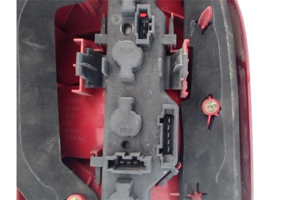 Recambio de piloto trasero derecho para volkswagen polo iii berlina (6n2) referencia OEM IAM   