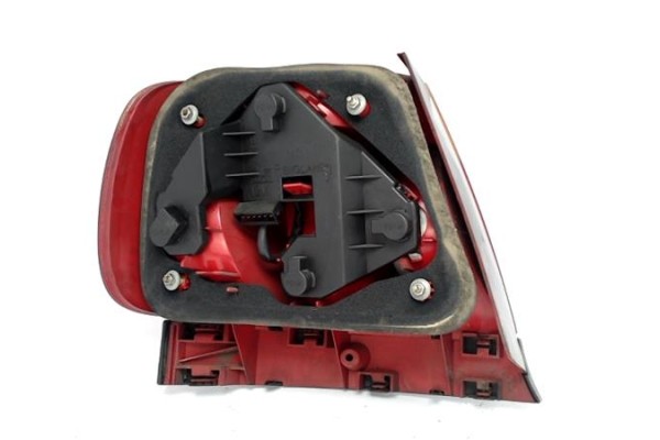 Recambio de piloto trasero derecho para audi a4 berlina (b5) referencia OEM IAM 8D9945112  