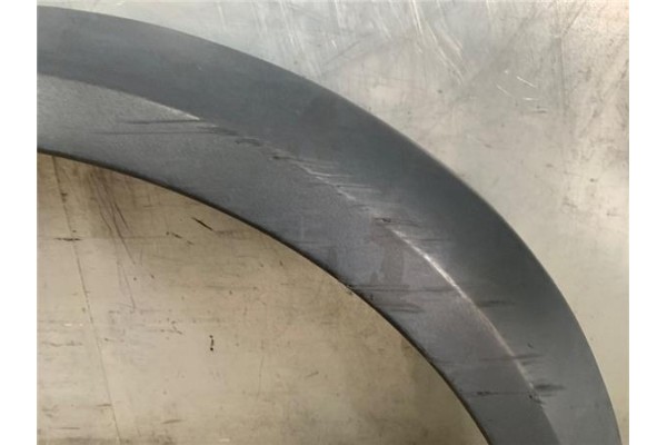 Recambio de moldura aleta delantero derecha para land rover discovery 2.7 td referencia OEM IAM LR007053  