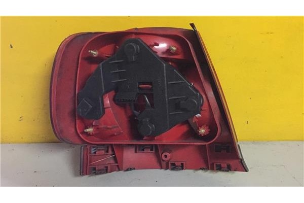 Recambio de piloto trasero derecho para audi a4 berlina (b5) 1.6 referencia OEM IAM 8D0945096  