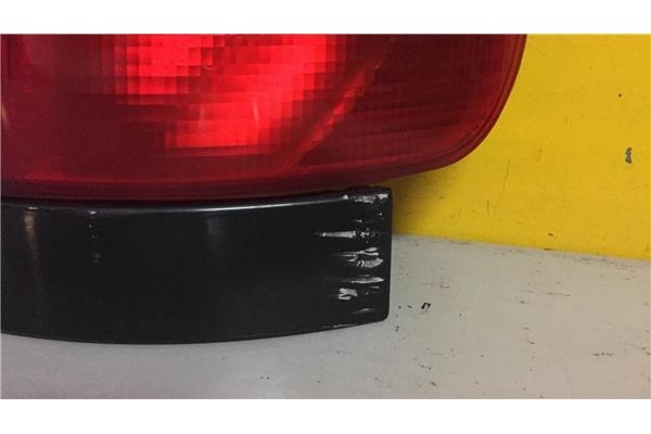 Recambio de piloto trasero derecho para audi a4 berlina (b5) 1.6 referencia OEM IAM 8D0945096  