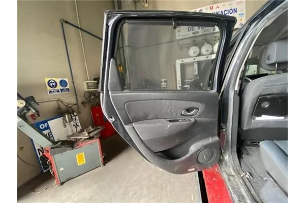 Recambio de puerta trasero izquierda para renault scenic iii (jz) 1.5 grand expression referencia OEM IAM 821012747R  