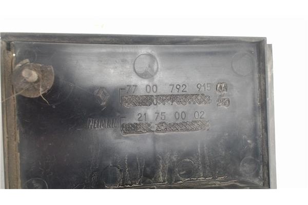 Recambio de piloto trasero central para renault r 21 berlina (b/l48) referencia OEM IAM 7700792915  