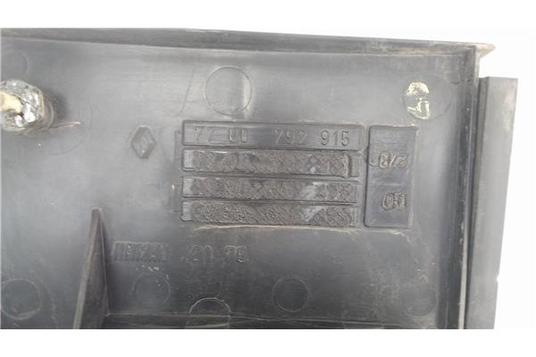 Recambio de piloto trasero central para renault r 21 berlina (b/l48) referencia OEM IAM 7700792915  
