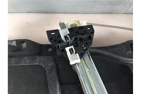 Recambio de elevalunas electrico delantero izquierdo para mazda 3 berlina (bk) 1.6 cd active+ xcite referencia OEM IAM G22C5858X