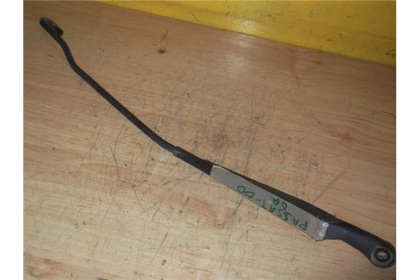 Recambio de brazo limpiaparabrisas delantero derecho para volkswagen passat berlina (3b2) 2.5 v6 tdi highline referencia OEM IAM