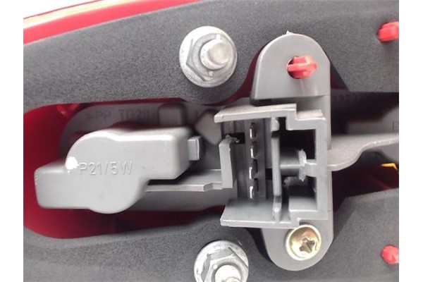 Recambio de piloto trasero derecho para alfa romeo 147 (190) 2.0 selespeed distinctive referencia OEM IAM 46556347  