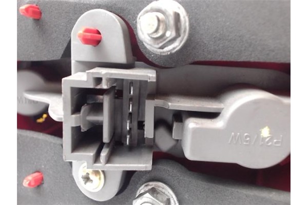 Recambio de piloto trasero izquierdo para alfa romeo 147 (190) 2.0 selespeed distinctive referencia OEM IAM 46556349  