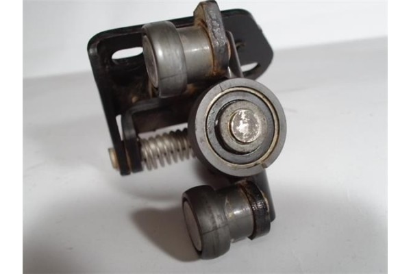 Recambio de bisagra sup. puerta trasero derecha para citroen berlingo 1.6 xtr 1.6 hdi 92 combi referencia OEM IAM   